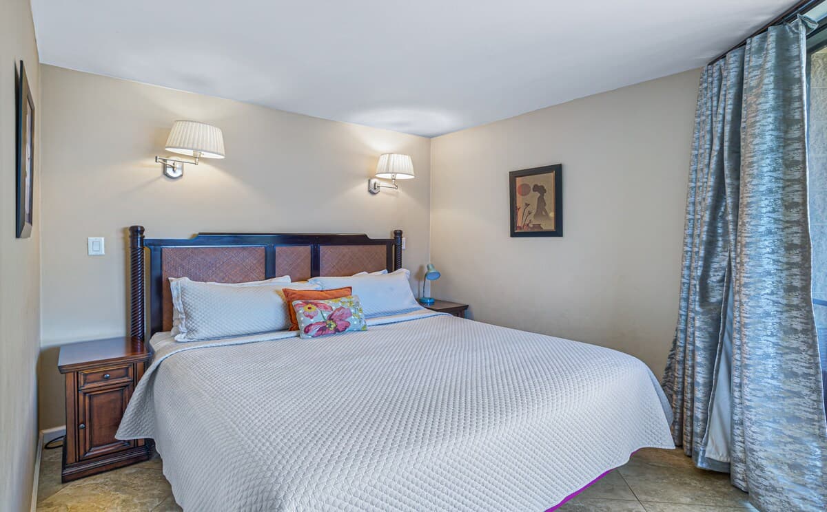 Oceanfront top floor, Stunning views - Photo 5