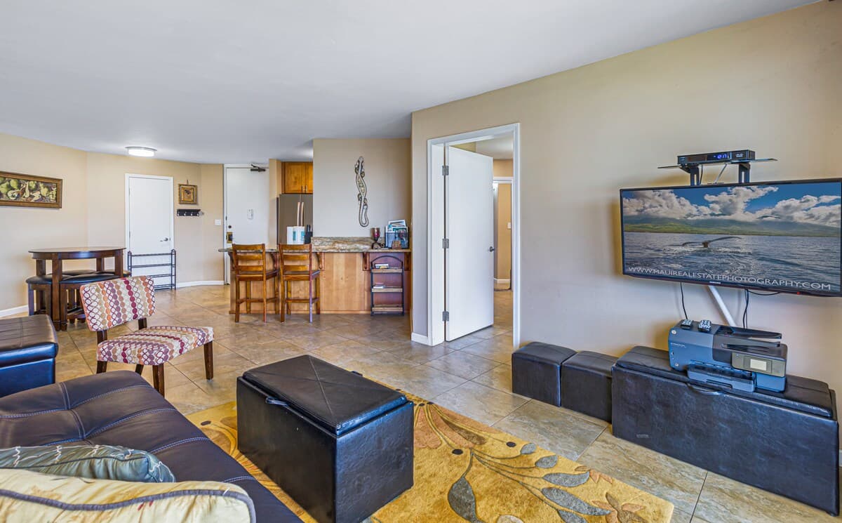 Oceanfront top floor, Stunning views - Photo 2