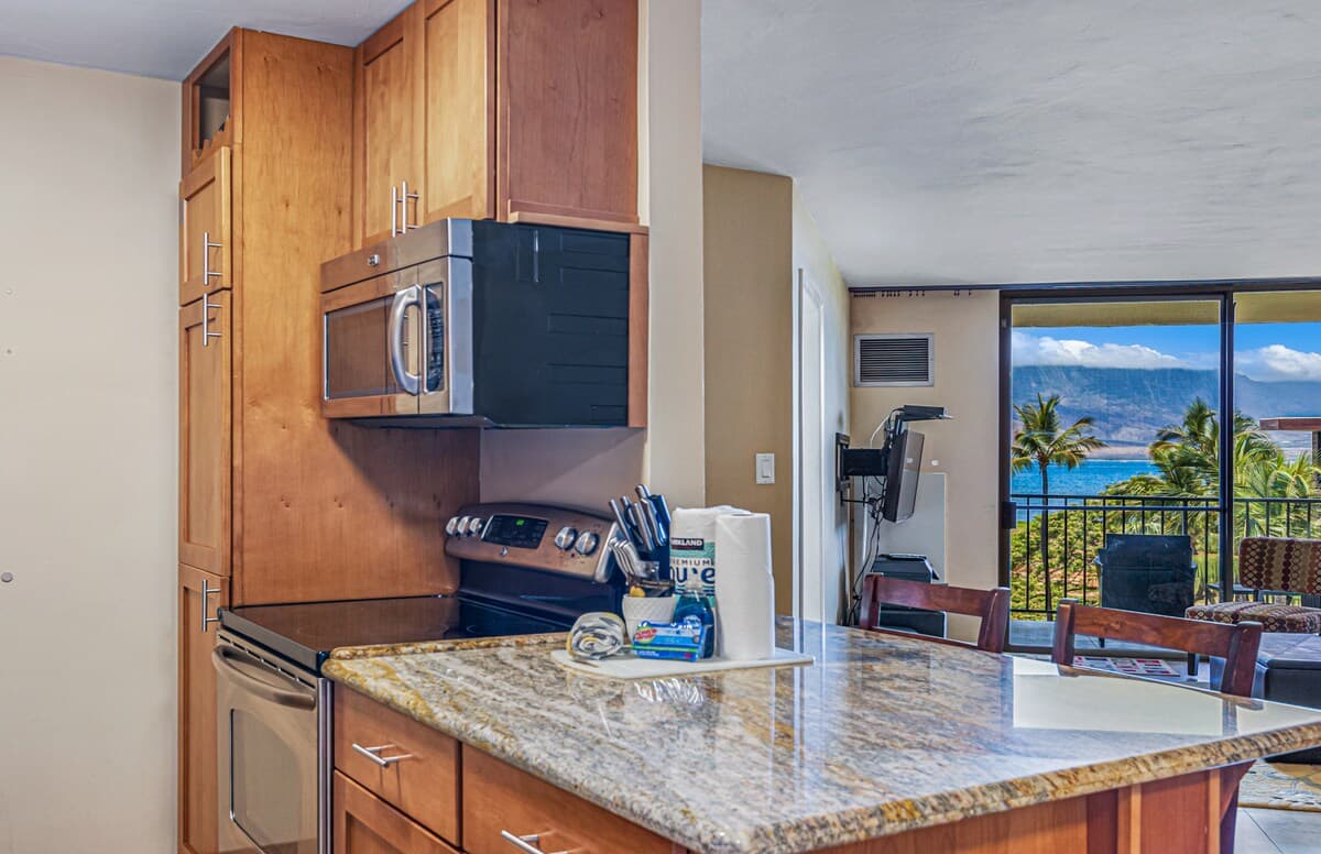 Oceanfront top floor, Stunning views - Photo 4