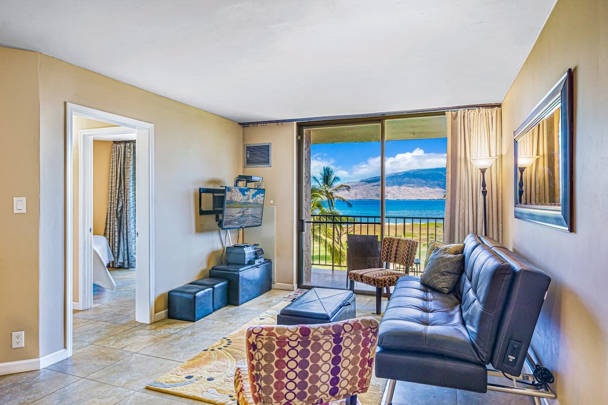 Oceanfront top floor, Stunning views - Photo 1