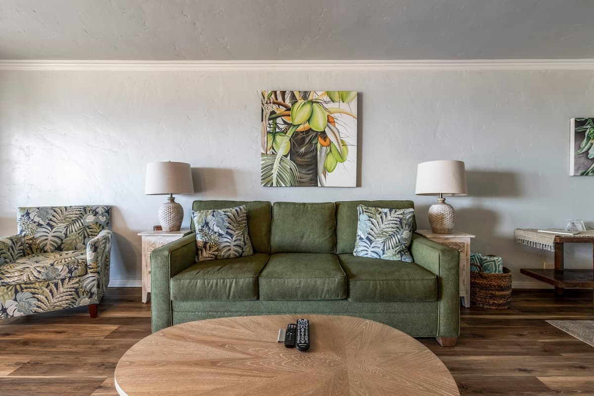 Condo in Lahaina · ★4.88 · 1 bedroom · 2 beds · 1 bath - Photo 5