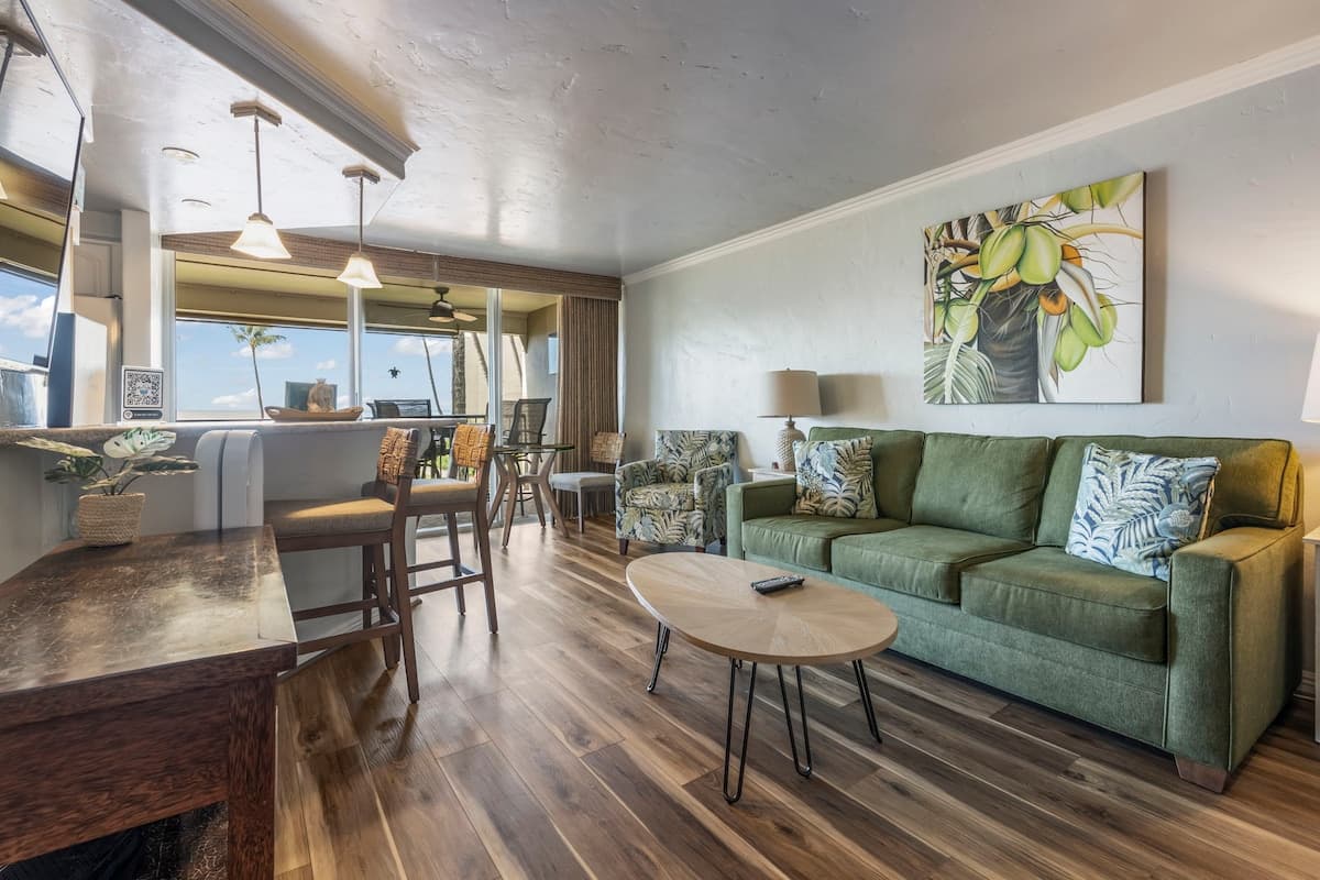Condo in Lahaina · ★4.88 · 1 bedroom · 2 beds · 1 bath - Photo 4