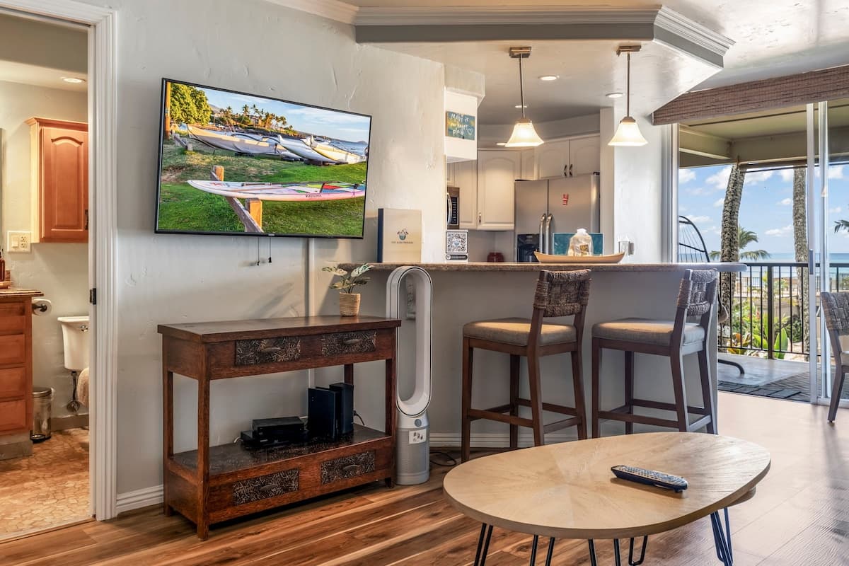 Condo in Lahaina · ★4.88 · 1 bedroom · 2 beds · 1 bath - Photo 2