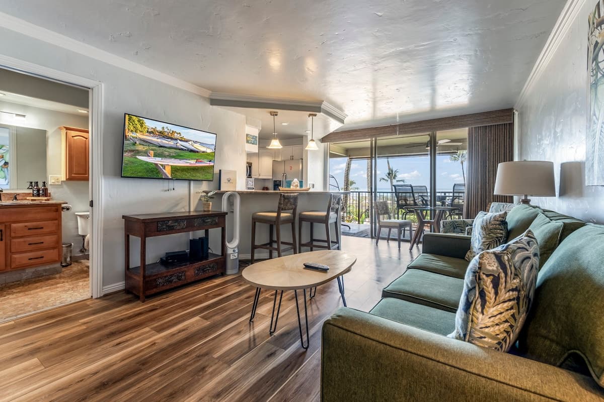 Condo in Lahaina · ★4.88 · 1 bedroom · 2 beds · 1 bath - Photo 3