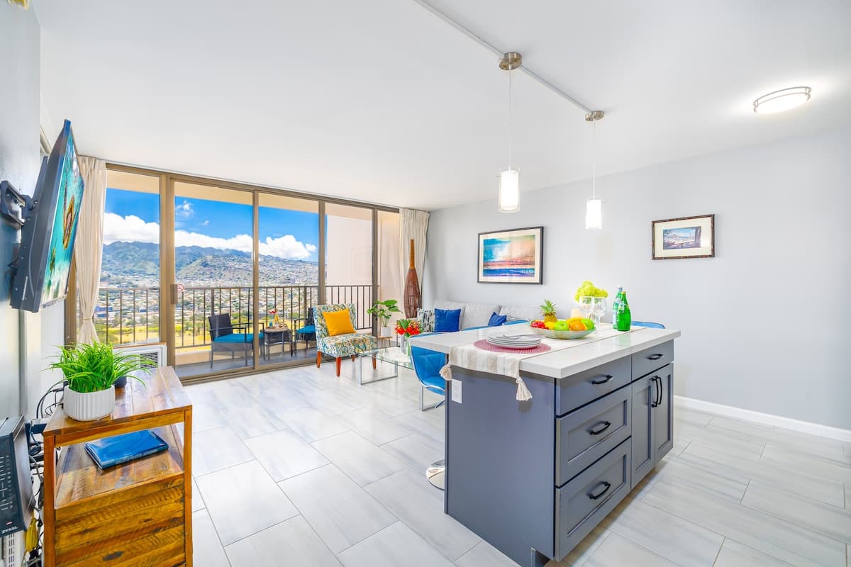 Condo in Honolulu · ★4.88 · 1 bedroom · 3 beds · 1 private bath - Photo 5