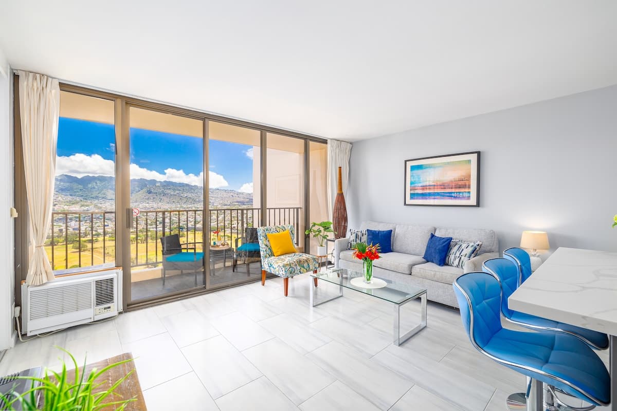 Condo in Honolulu · ★4.88 · 1 bedroom · 3 beds · 1 private bath - Photo 2