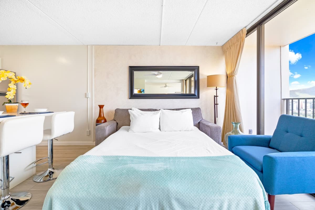 Condo in Honolulu · ★4.81 · 1 bedroom · 3 beds · 1 private bath - Photo 3
