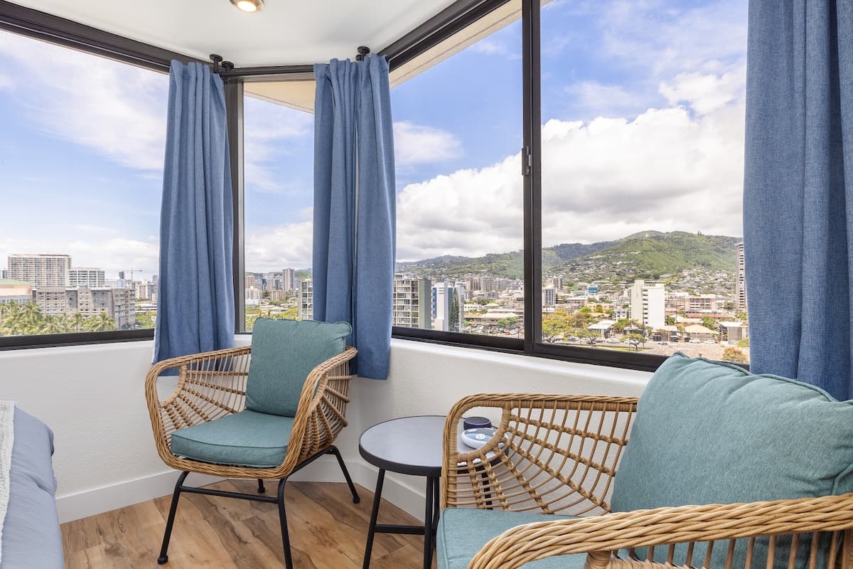 Condo in Honolulu · ★4.84 · Studio · 1 bed · 1 private bath - Photo 1