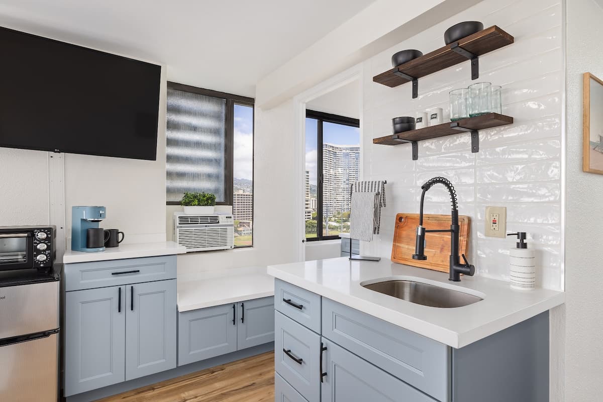Condo in Honolulu · ★4.84 · Studio · 1 bed · 1 private bath - Photo 4