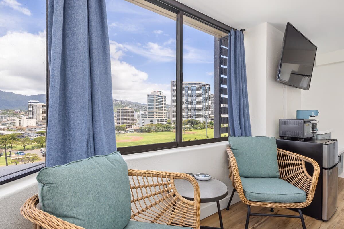 Condo in Honolulu · ★4.84 · Studio · 1 bed · 1 private bath - Photo 2