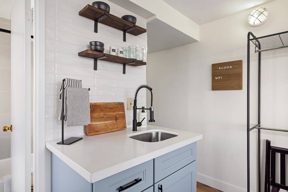Condo in Honolulu · ★4.84 · Studio · 1 bed · 1 private bath - Photo 5