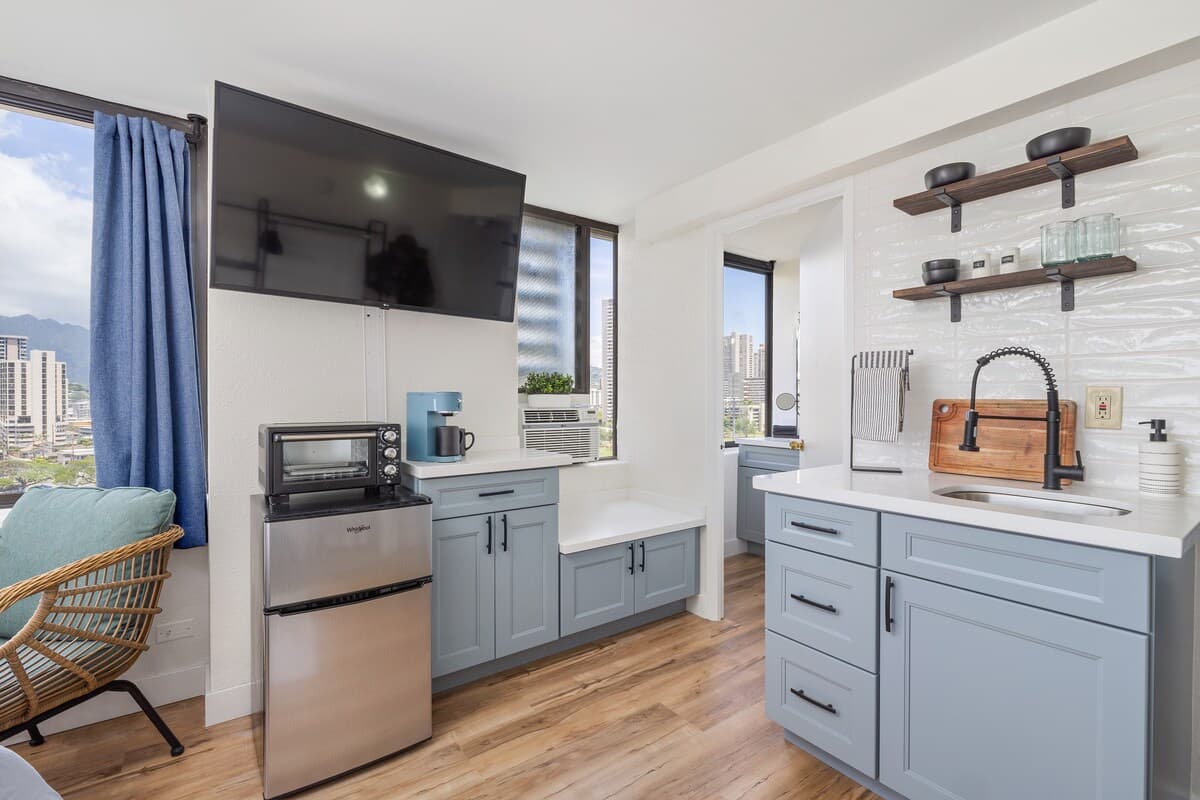 Condo in Honolulu · ★4.84 · Studio · 1 bed · 1 private bath - Photo 3