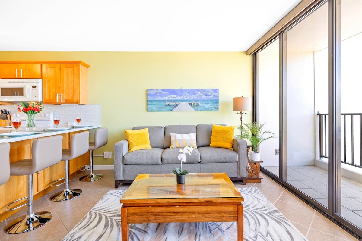 Condo in Honolulu · ★4.89 · 1 bedroom · 2 beds · 1 private bath - Photo 4