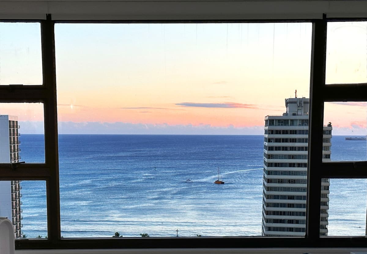Condo in Honolulu · ★5.0 · 1 bedroom · 2 beds · 1 private bath - Photo 1