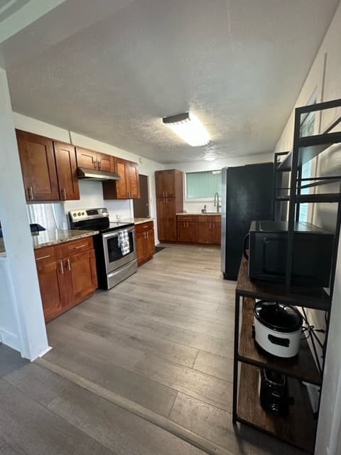 Home in Mountain View · ★4.72 · 2 bedrooms · 2 beds · 1 shared bath - Photo 3