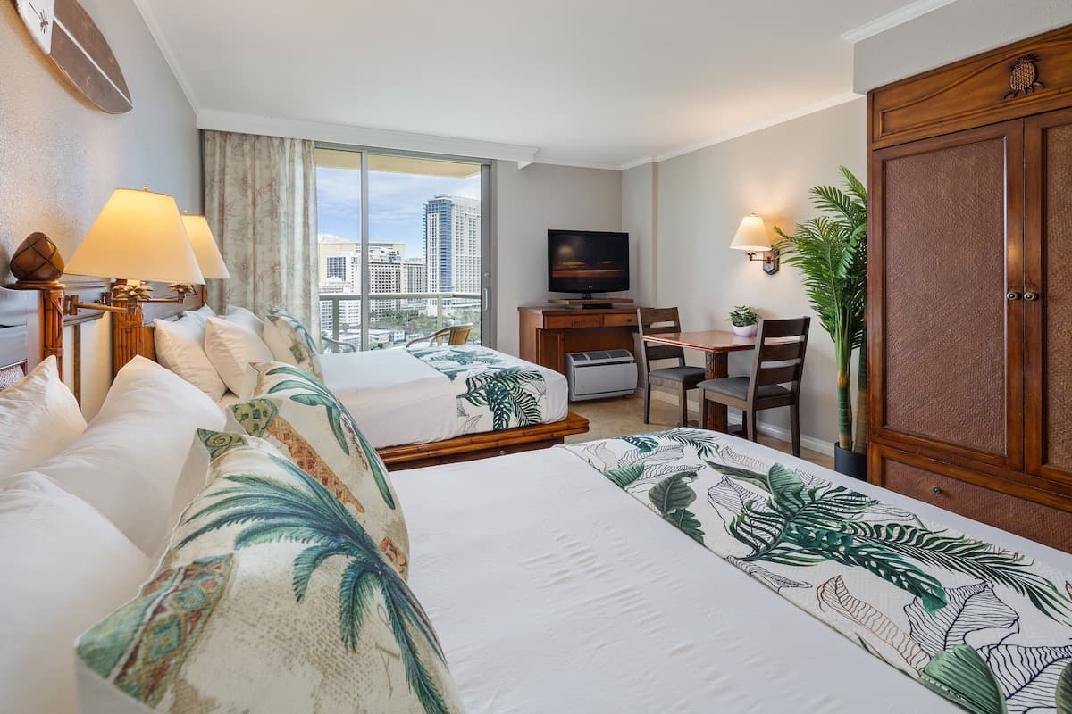 Condo in Honolulu · ★4.75 · 1 bedroom · 2 beds · 1 private bath - Photo 4