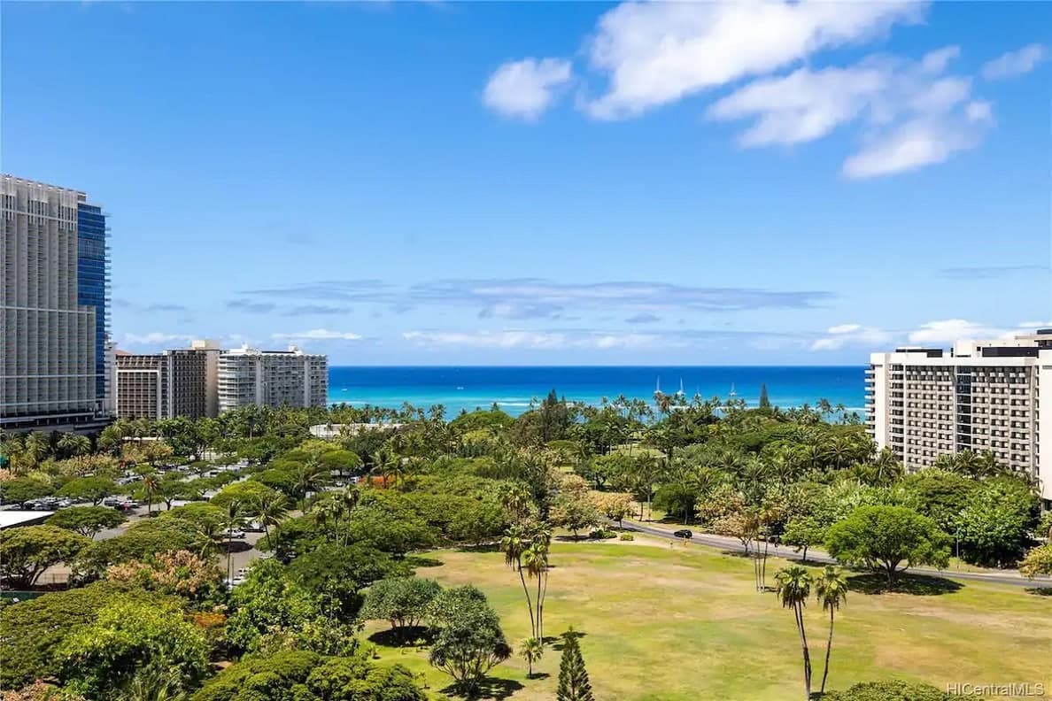 Condo in Honolulu · ★4.75 · 1 bedroom · 2 beds · 1 private bath - Photo 3