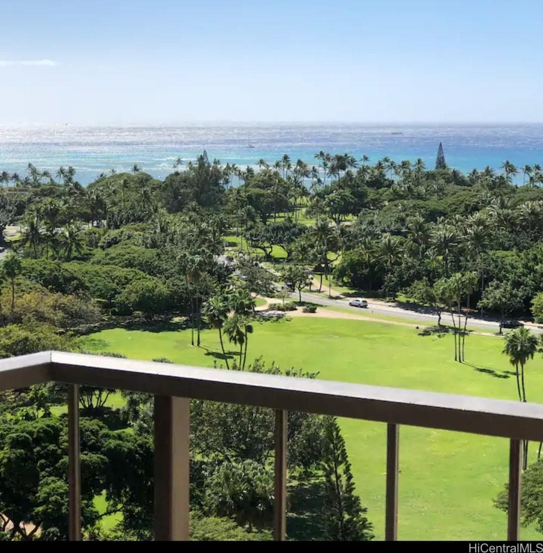 Condo in Honolulu · ★4.75 · 1 bedroom · 2 beds · 1 private bath - Photo 2