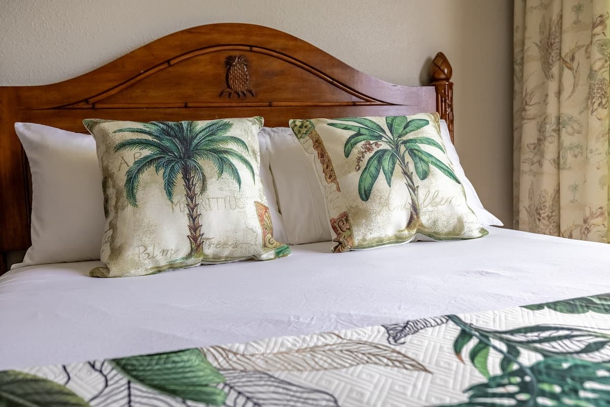 Condo in Honolulu · ★4.75 · 1 bedroom · 2 beds · 1 private bath - Photo 5