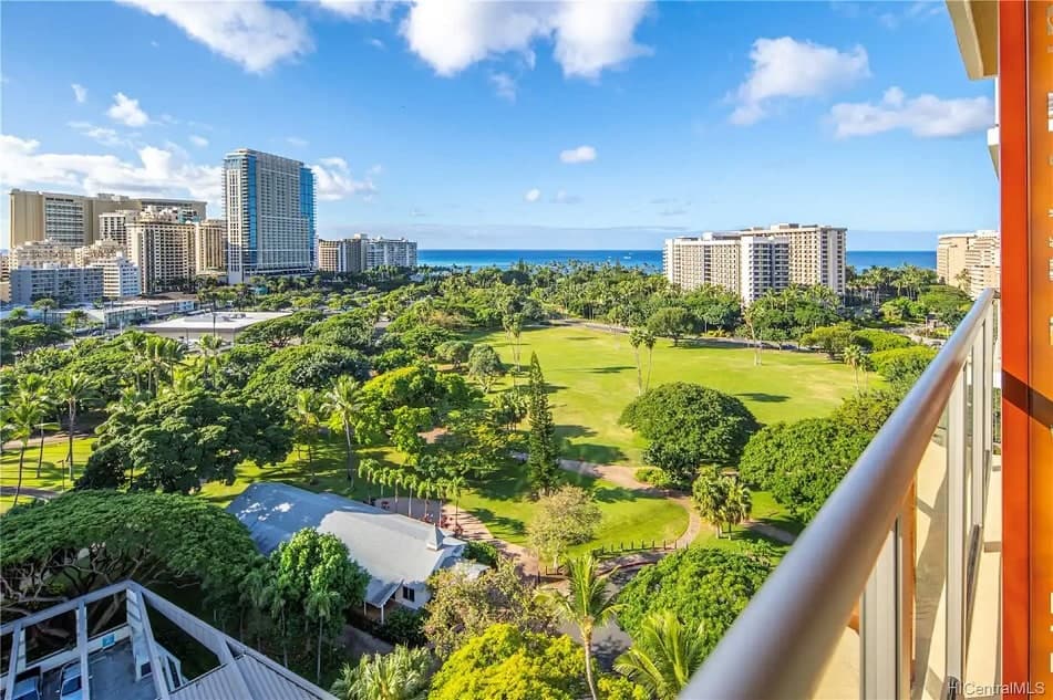 Condo in Honolulu · ★4.75 · 1 bedroom · 2 beds · 1 private bath - Photo 1