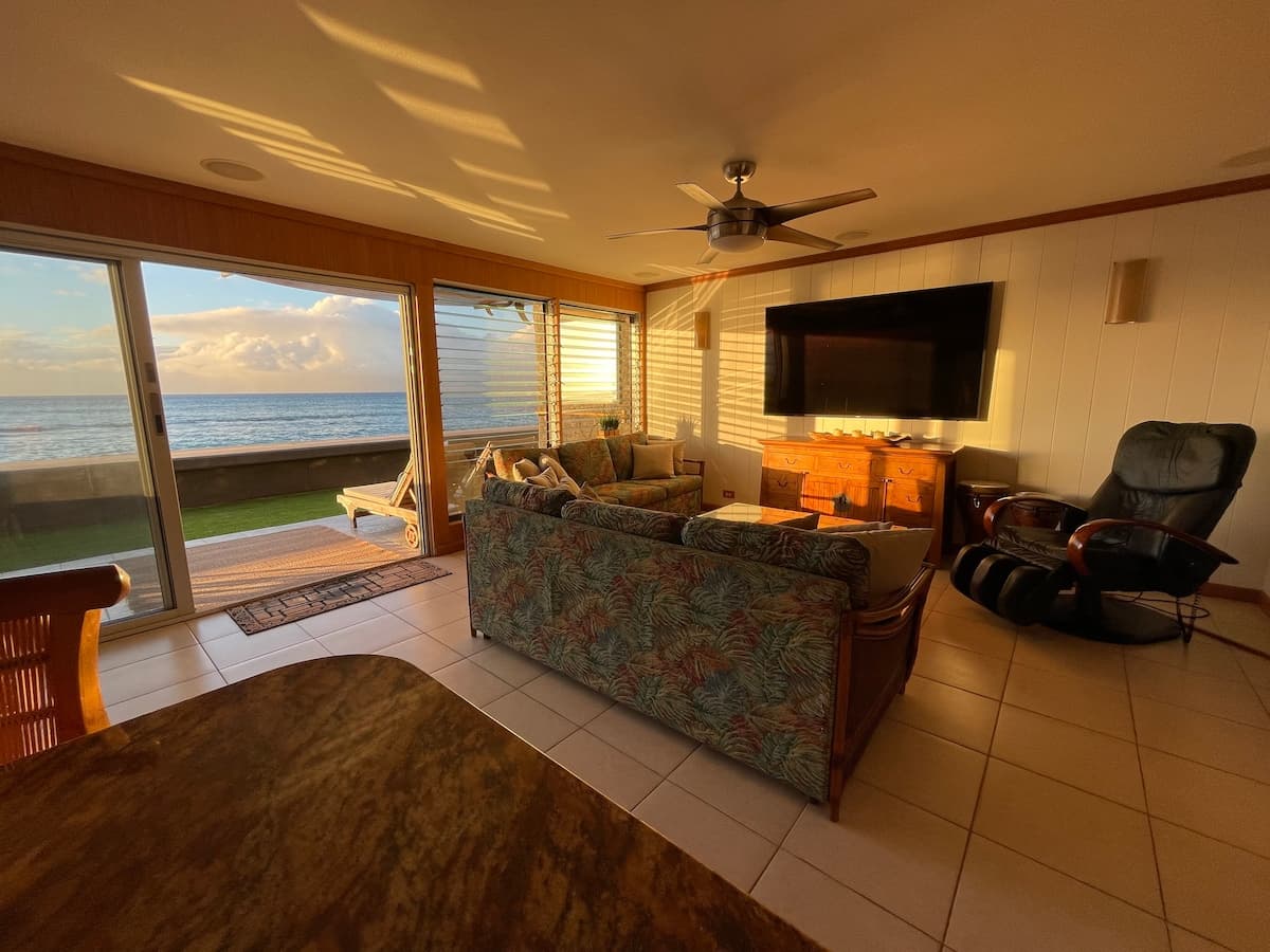 Condo in Lahaina · ★4.88 · 2 bedrooms · 3 beds · 1.5 baths - Photo 3