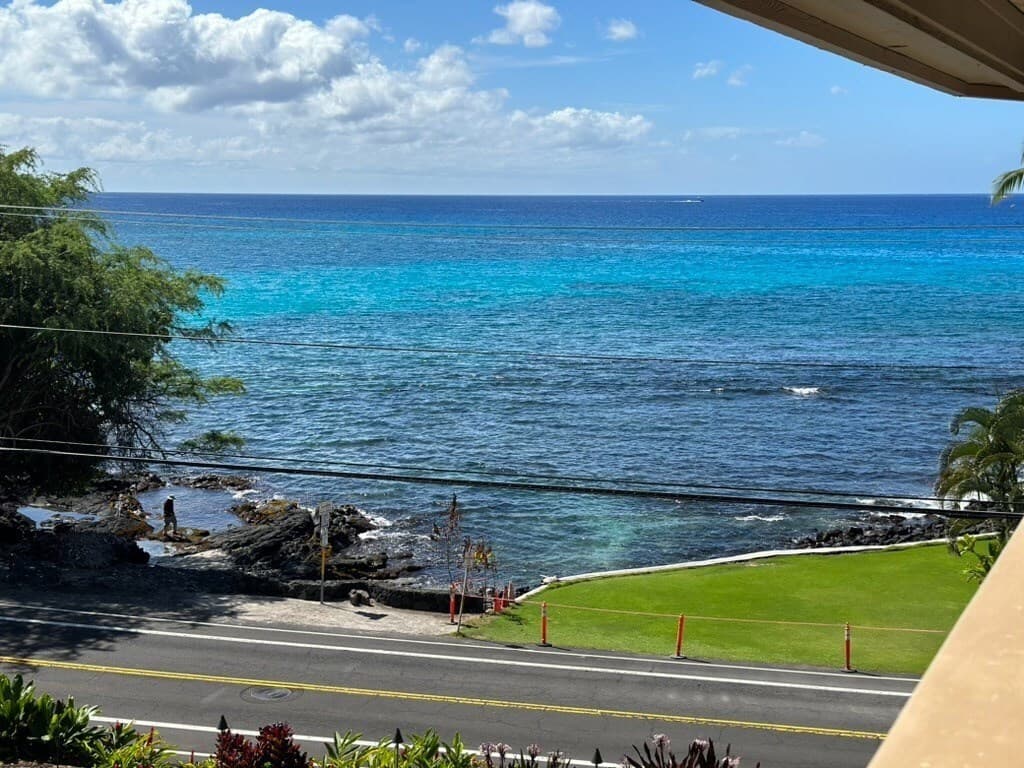 Condo in Kailua-Kona · ★4.92 · 2 bedrooms · 4 beds · 2 private baths - Photo 3