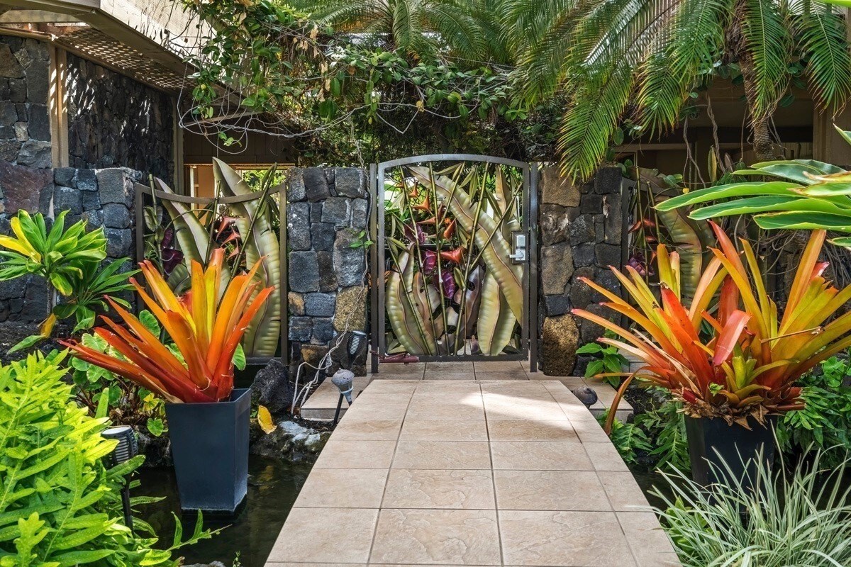 Condo in Kailua-Kona · ★4.92 · 2 bedrooms · 4 beds · 2 private baths - Photo 5