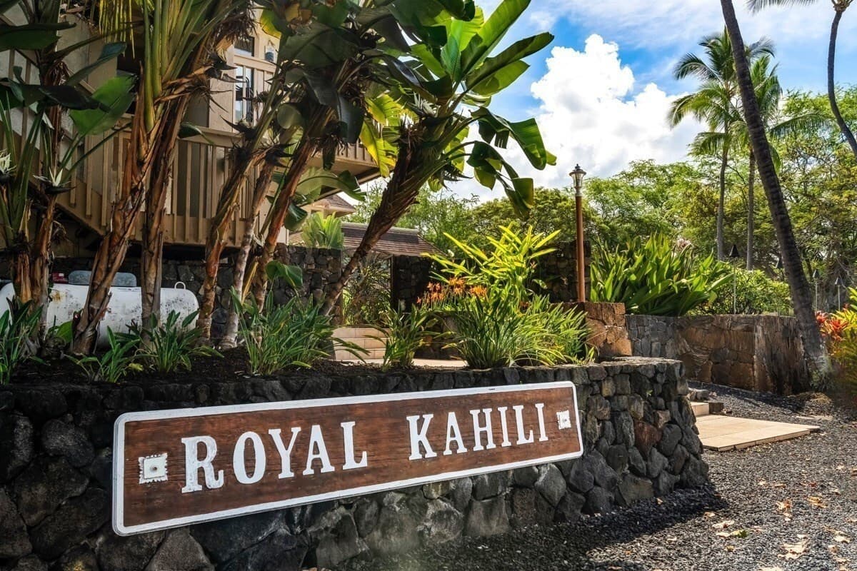 Condo in Kailua-Kona · ★4.92 · 2 bedrooms · 4 beds · 2 private baths - Photo 4