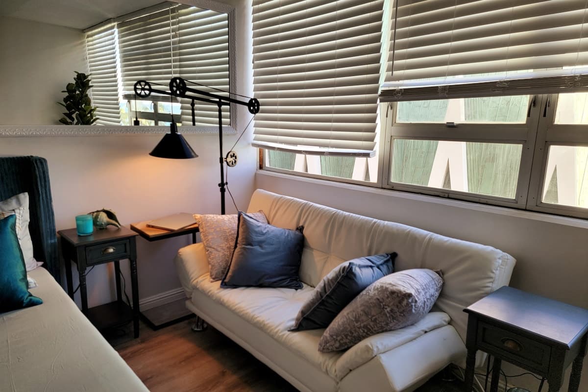 King Bed Luxury Beach Studio Heart of Waikiki - Photo 2