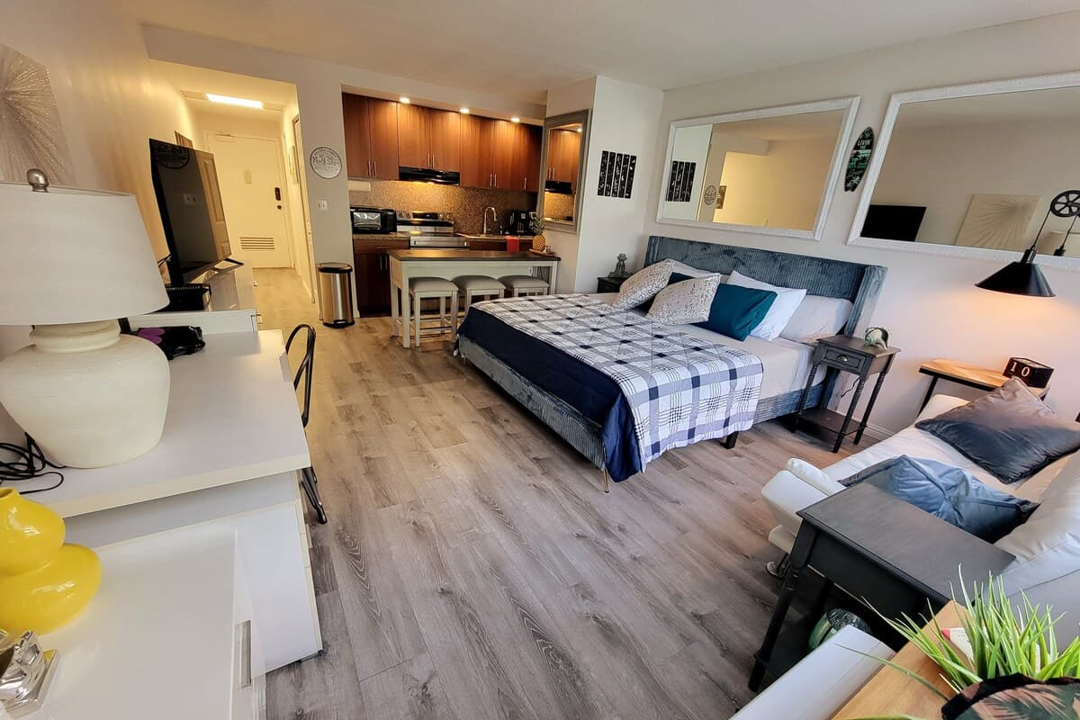 King Bed Luxury Beach Studio Heart of Waikiki - Photo 1
