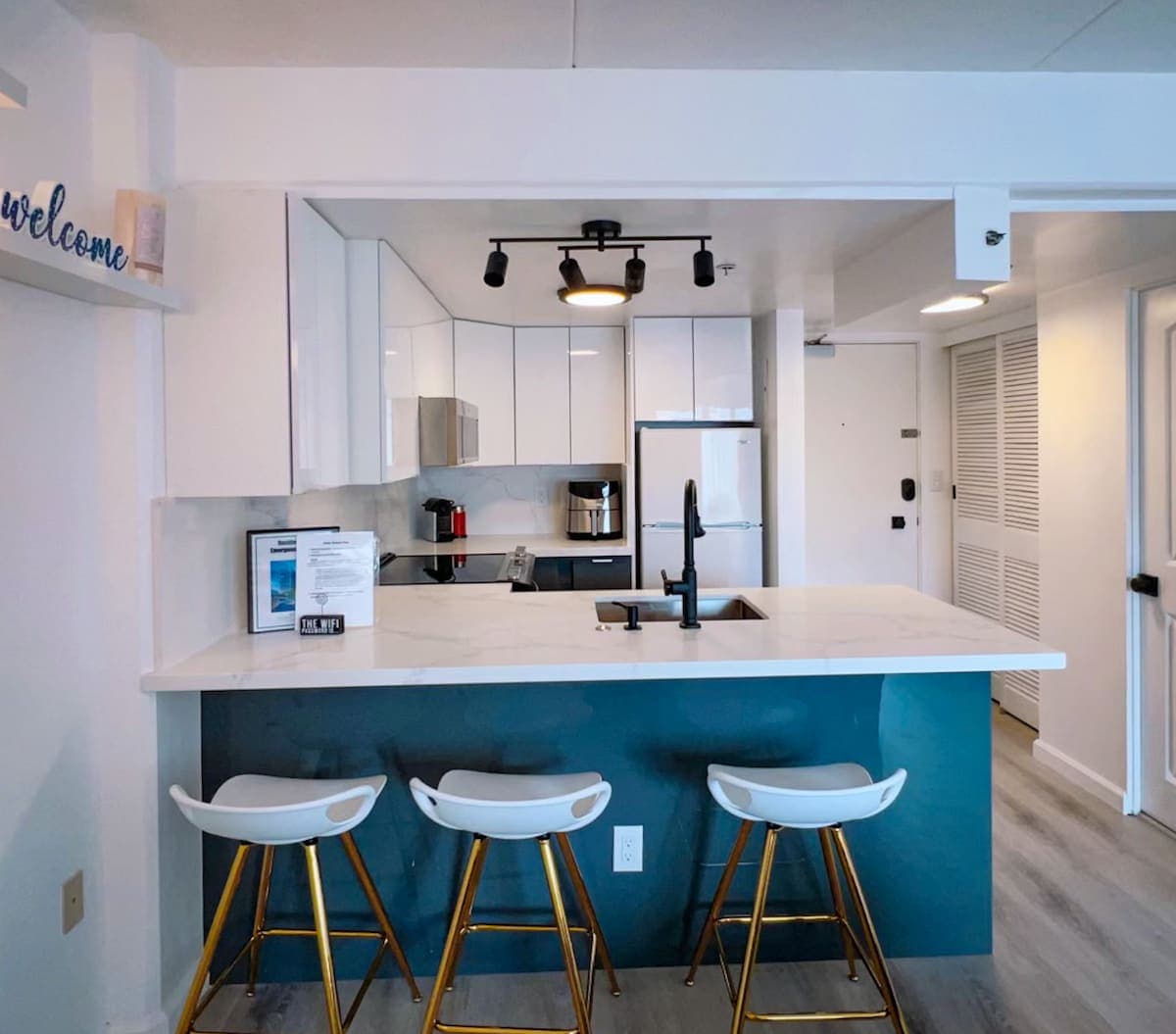 Waikiki Ilikai Resort Sleeps 5 /Pool +Free Parking - Photo 1