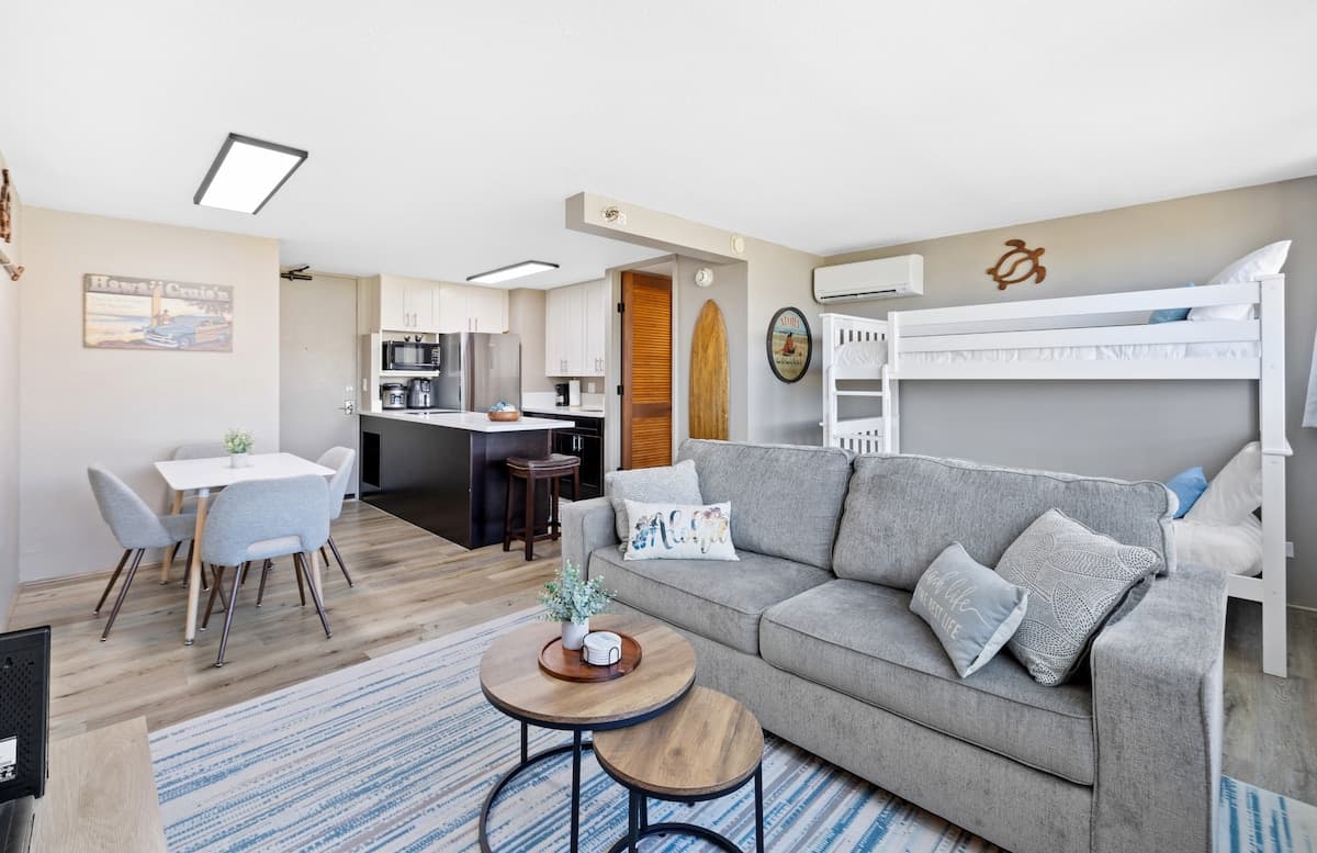 Condo in Honolulu · ★4.82 · 1 bedroom · 4 beds · 1 private bath - Photo 1