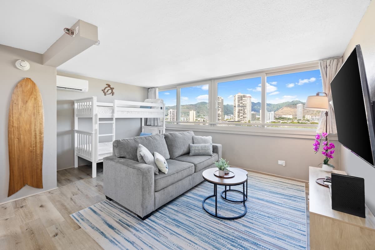 Condo in Honolulu · ★4.82 · 1 bedroom · 4 beds · 1 private bath - Photo 3