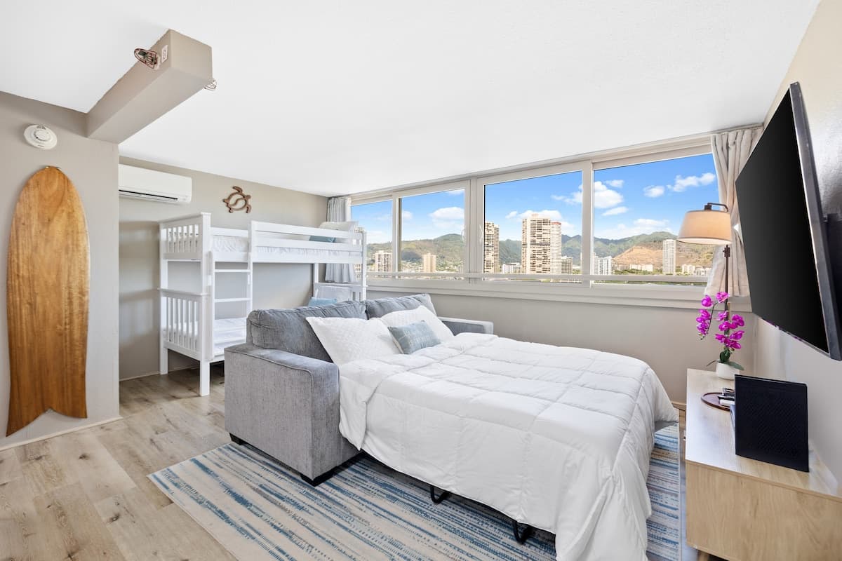 Condo in Honolulu · ★4.82 · 1 bedroom · 4 beds · 1 private bath - Photo 4