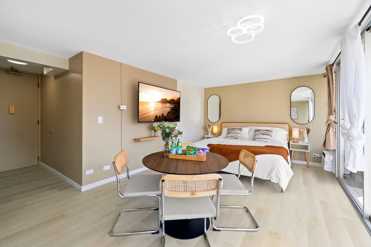 Condo in Honolulu · ★4.94 · 1 bedroom · 2 beds · 1 private bath - Photo 5