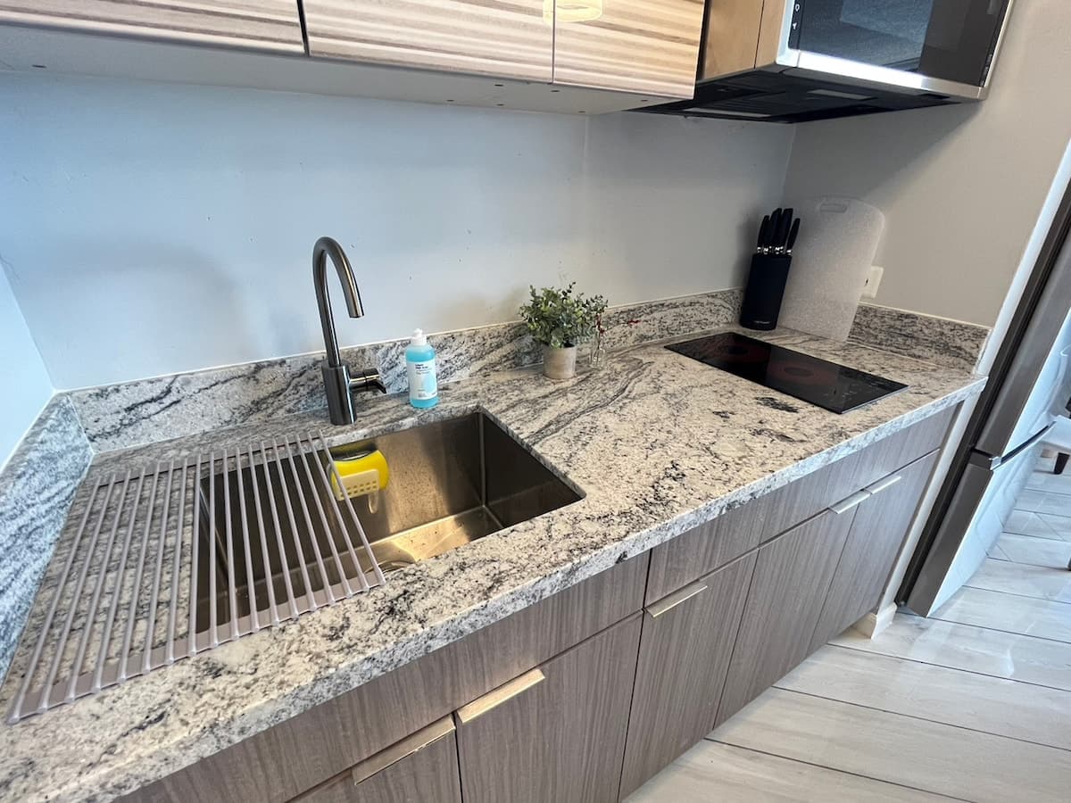 Condo in Honolulu · ★4.75 · 1 bedroom · 2 beds · 1 shared bath - Photo 4