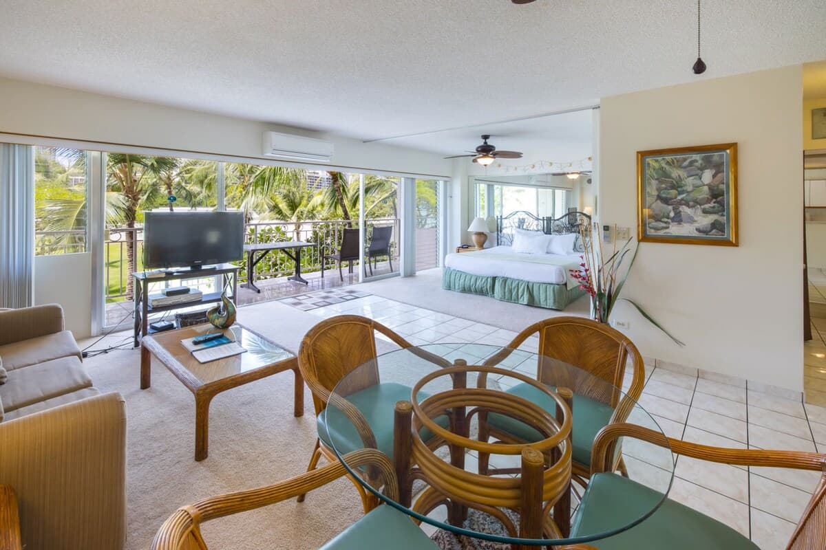 Waikiki Shore Park View 1B/1B *January special!* - Photo 2