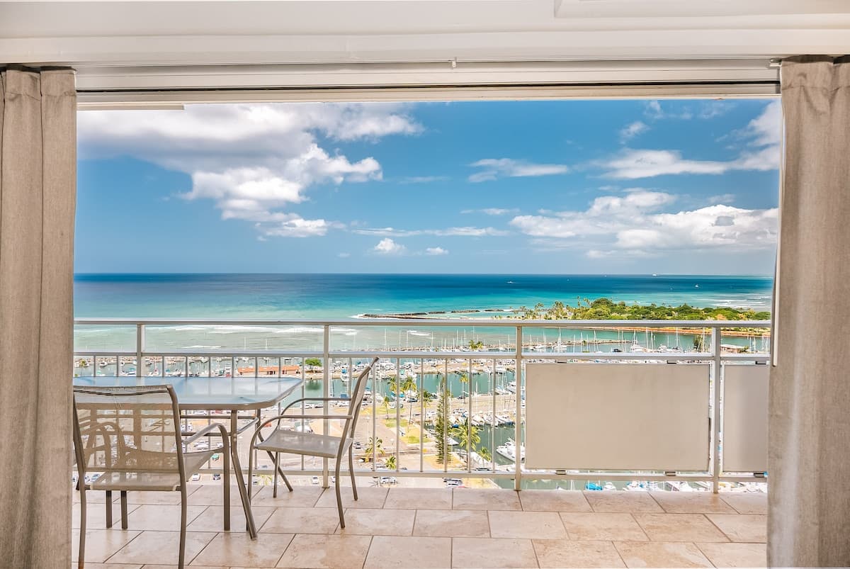 Ilikai Ocean Front Condo w/ balcony & ocean view - Photo 1