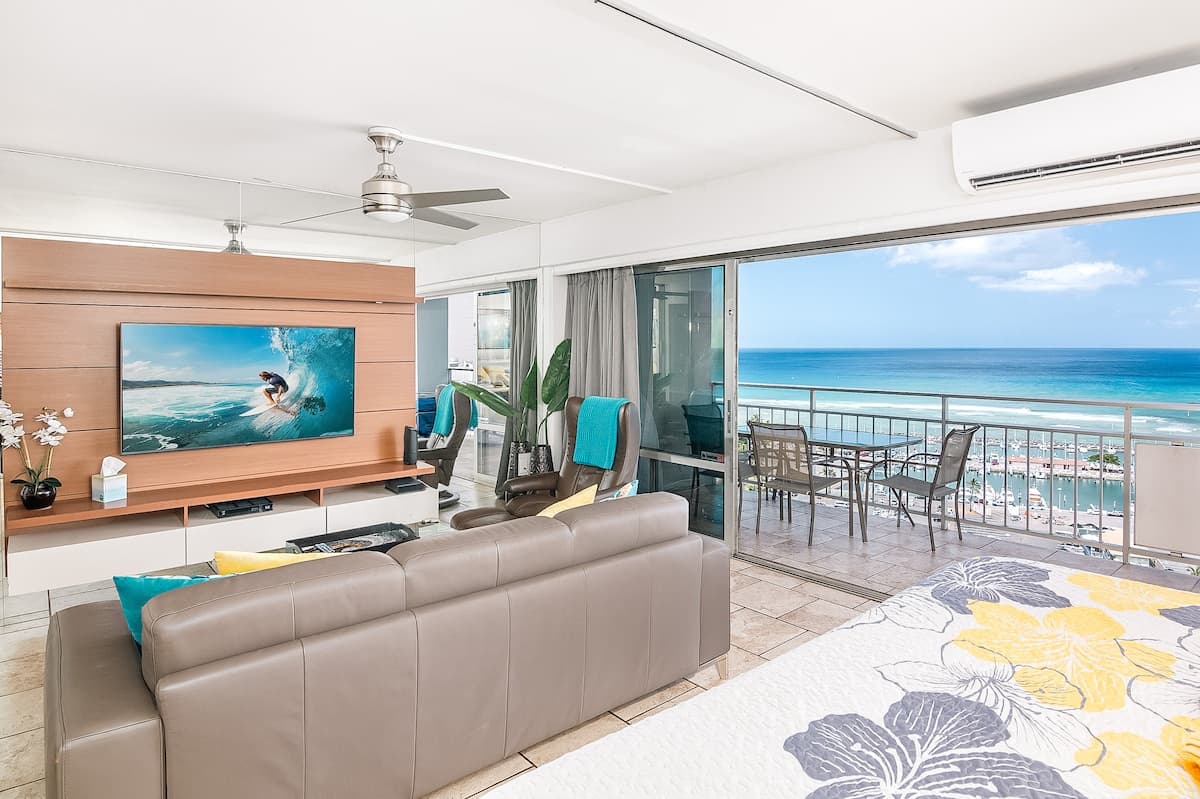 Ilikai Ocean Front Condo w/ balcony & ocean view - Photo 4
