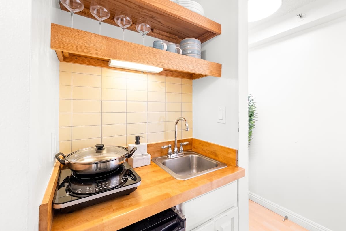 Condo in Honolulu · ★4.87 · Studio · 1 bed · 1 private bath - Photo 4