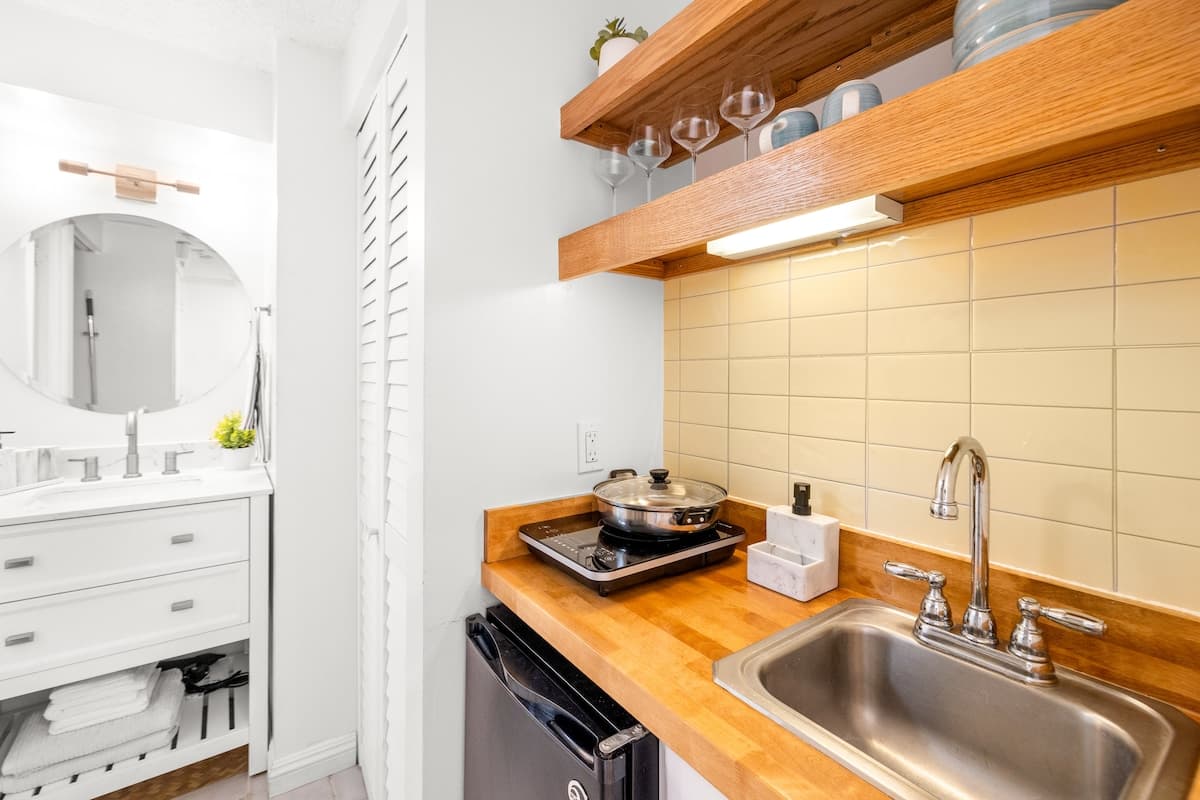 Condo in Honolulu · ★4.87 · Studio · 1 bed · 1 private bath - Photo 3
