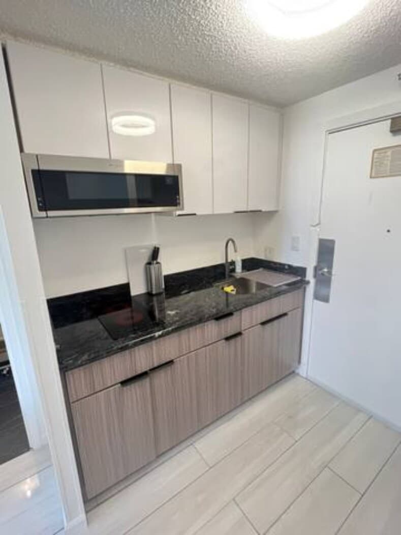 Condo in Honolulu · ★4.27 · 1 bedroom · 2 beds · 1 shared bath - Photo 5