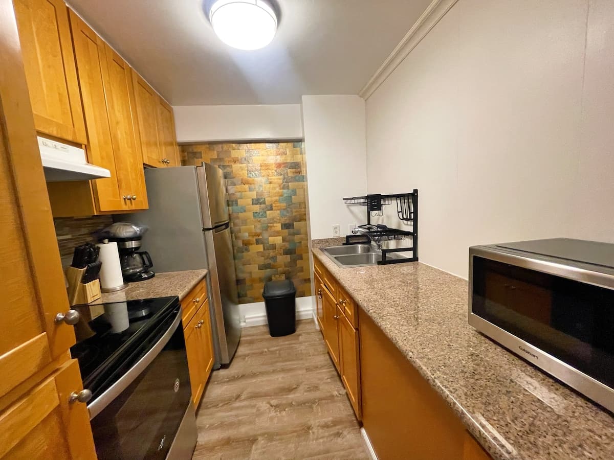 Condo in Honolulu · ★4.82 · 2 bedrooms · 2 beds · 1 private bath - Photo 5