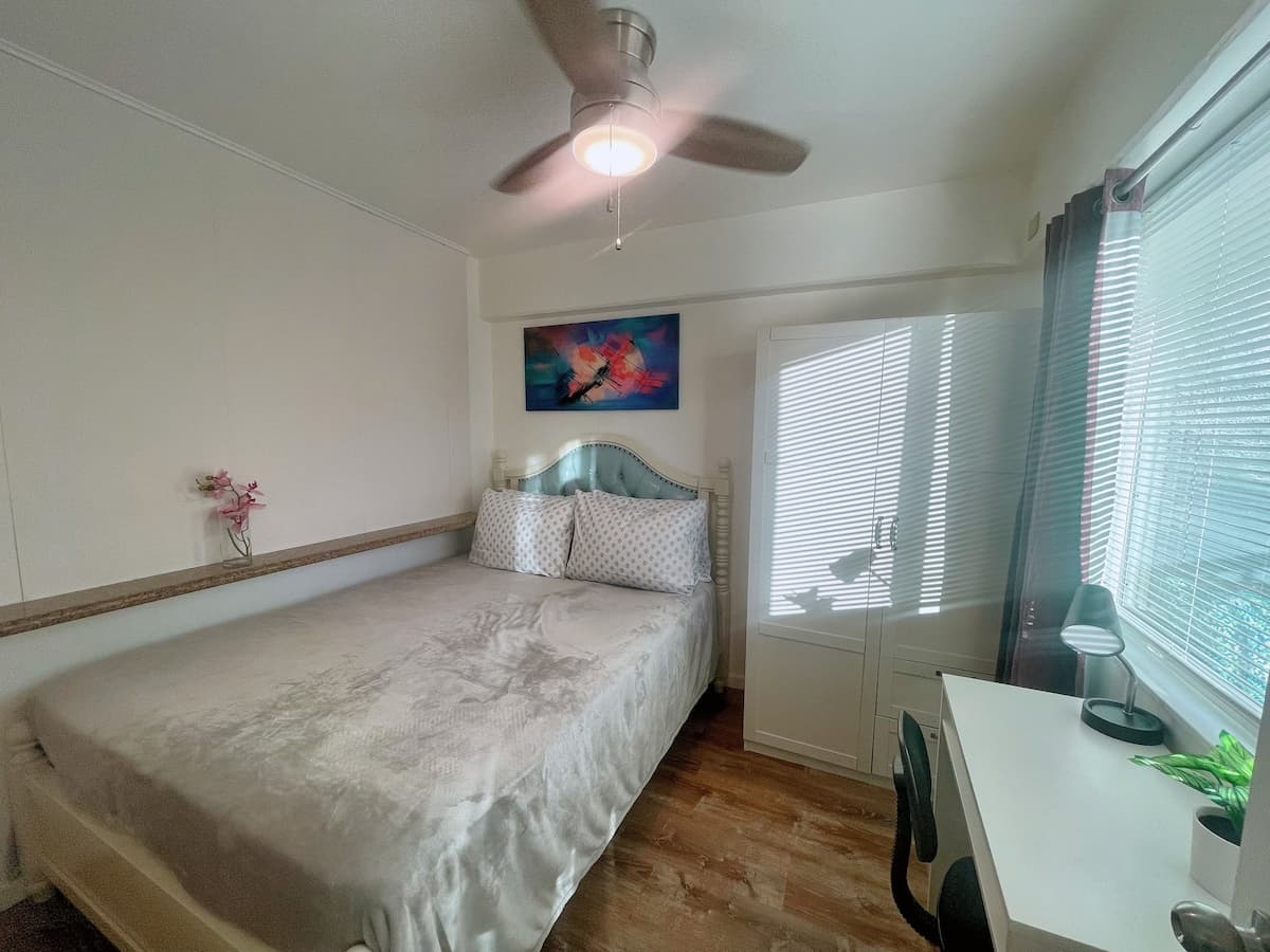 Condo in Honolulu · ★4.82 · 2 bedrooms · 2 beds · 1 private bath - Photo 1