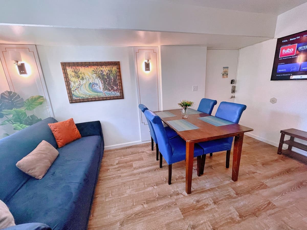 Condo in Honolulu · ★4.82 · 2 bedrooms · 2 beds · 1 private bath - Photo 3