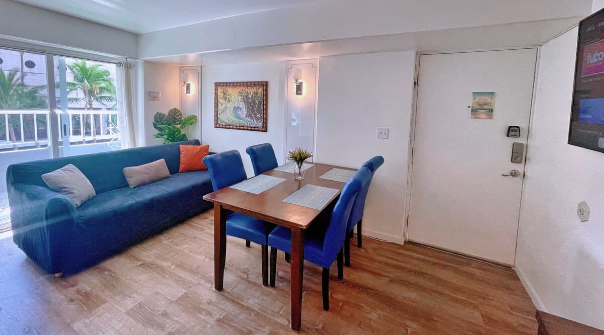 Condo in Honolulu · ★4.82 · 2 bedrooms · 2 beds · 1 private bath - Photo 4