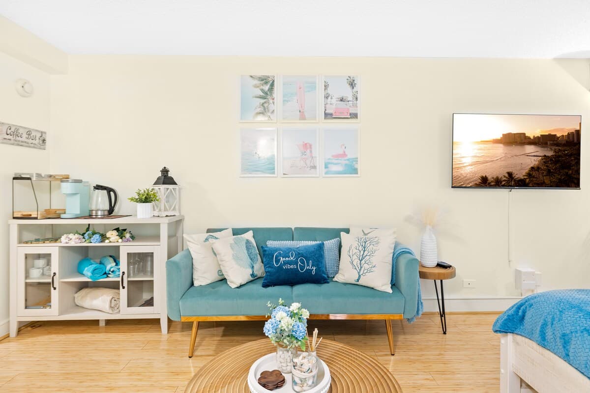 Aesthetic & Trendy Coastal King Bed Studio - Photo 1