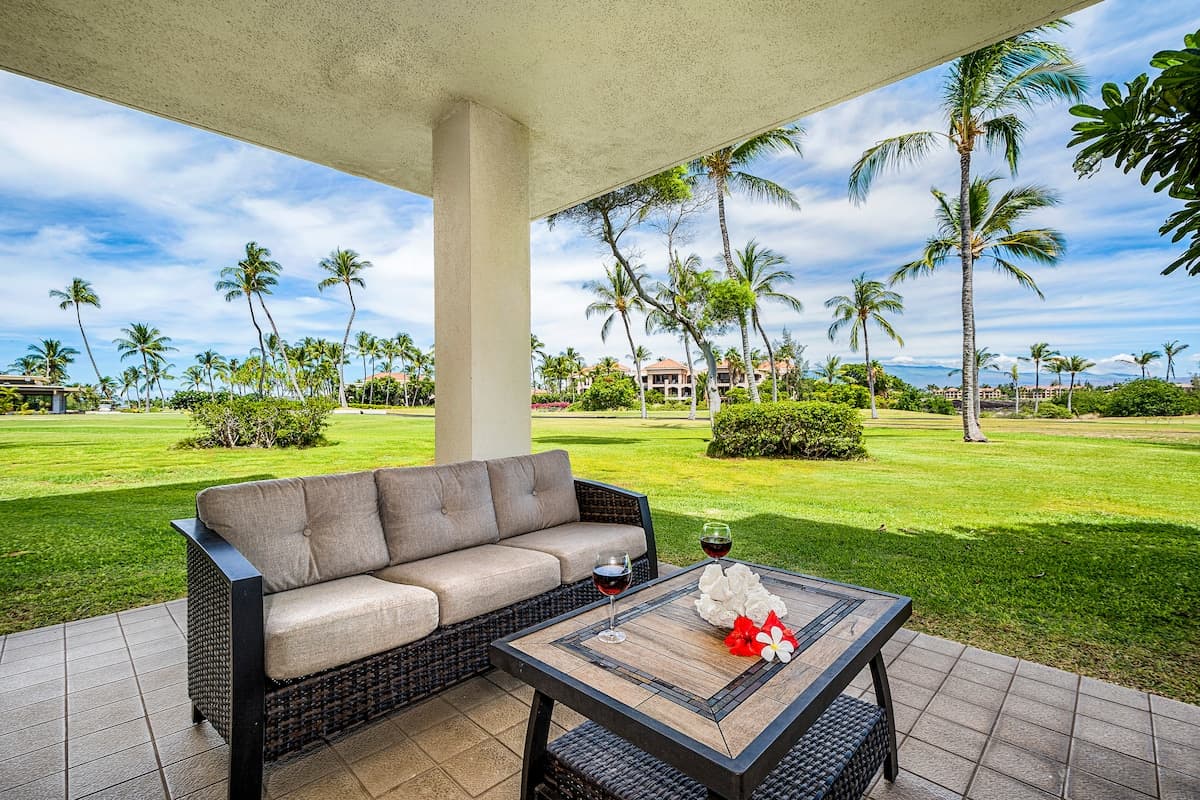 Walk to Beach, Golf, Shopping and Restaurants! - Photo 1