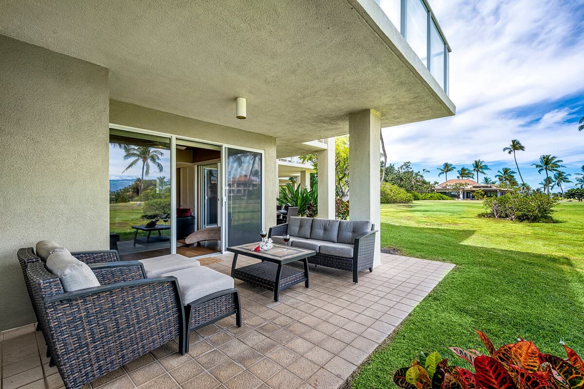 Walk to Beach, Golf, Shopping and Restaurants! - Photo 2
