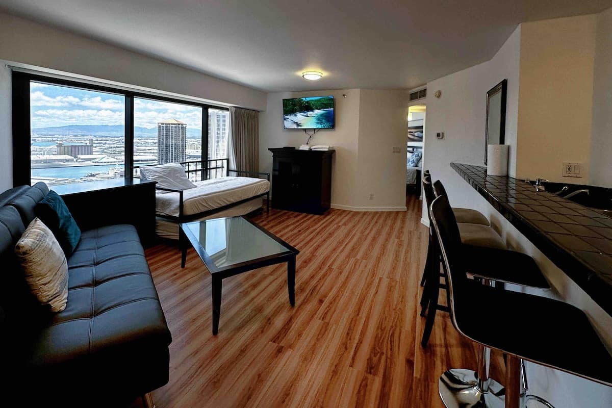 Condo in Honolulu · ★4.82 · 1 bedroom · 4 beds · 1 private bath - Photo 3